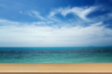 Obraz premium sunshine and sandy beach and tropical sea at Samui Island,soft and blurry background with Perspective wood