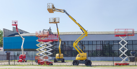 Several different scissor and articulated boom wheeled lifts © An-T