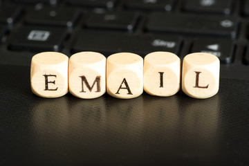 Ein Computer und das Wort eMail