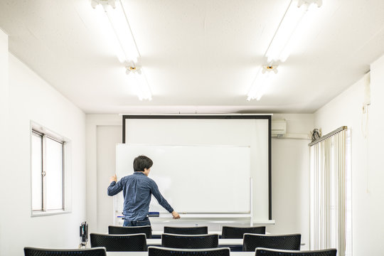 オフィスの片付け - Powered by Adobe