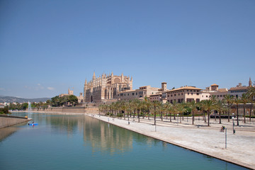 Fototapeta na wymiar Beautiful promenade near the Cathedral in Palma de Majorca for walking and relaxing