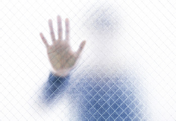 ガラス越しに不審な男性