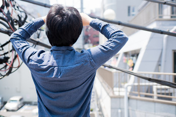 Fototapeta premium ベランダにいる男性