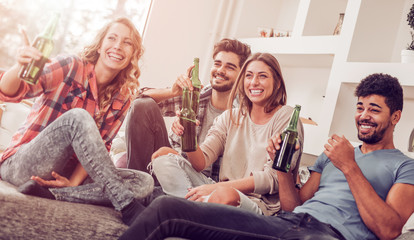 Group of happy young people drinking beer - obrazy, fototapety, plakaty