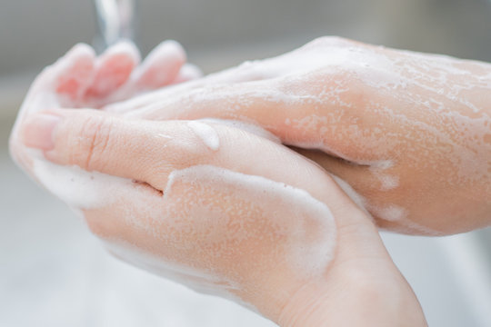 ハンドソープで手を洗う女性