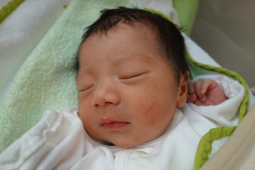 眠る赤ちゃん　産科入院中　生後１日目
