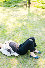 公園で横になった女性