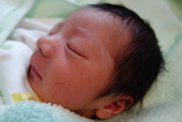 眠る赤ちゃん　産科入院中　生後１日目