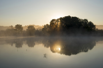 Fototapeta na wymiar lever de soleil sur un étang