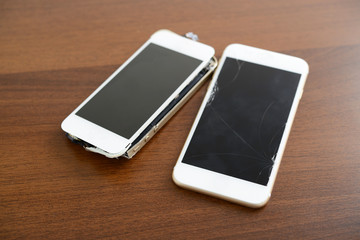 壊れたスマートフォン 