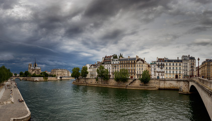 Fototapeta na wymiar Paris, Cathédrale Nôtre-Dame de Paris, bords de Seine