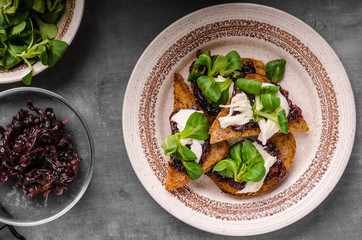Heatly food toast with onion and mozzarella