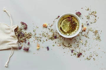Photo sur Plexiglas Theé L& 39 heure du thé. Tisane sèche et tasse de thé chaud sur fond gris