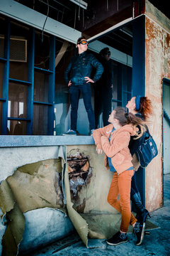 En famille dans l'usine abandonn&eacute;