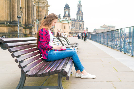 girl writes in the diary the impression of the tourist on Dresden