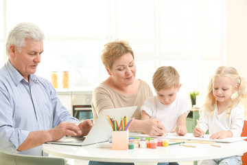 Obraz na płótnie Canvas Grandparents and grandchildren spending time together at home