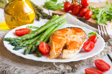 Salmon steak with asparagus and olive oil