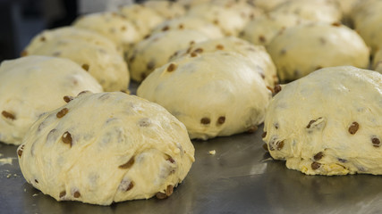 preparazione dell'impasto del panettone in una pasticceria artigianale