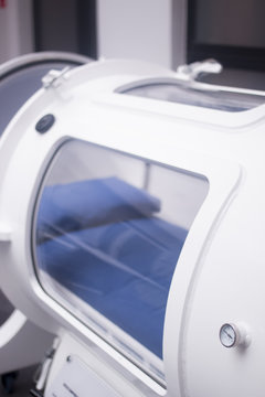 Hyperbaric oxygen tank chamber