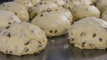 preparazione dell'impasto del panettone in una pasticceria artigianale