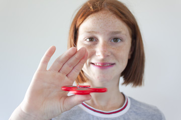 Jouer avec des hand spinner