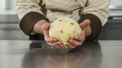 preparazione dell'impasto del panettone in una pasticceria artigianale