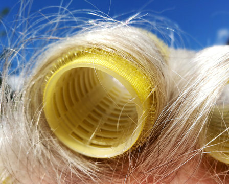 Omas Haarstyle mit Wickler
