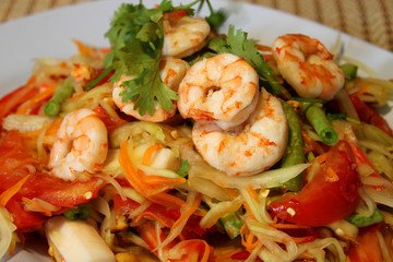 papaya and tomato salad with shrimp