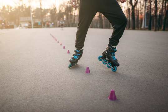 Rollerskater, rollerskating trick exercise in park