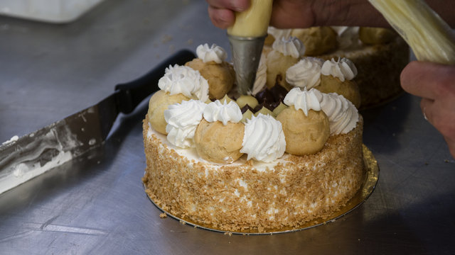 preparazione di un dolce artigianale in pasticceria