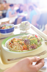 Tablet mit essen in einer Mensa bze. Kantine