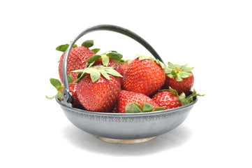 Клубника на белом фоне крупным планом