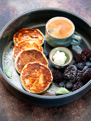 Pancakes with cottage cheese, honey and berries