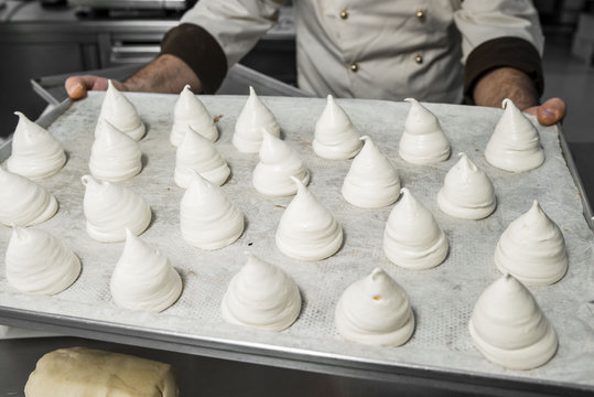 preparazione delle tette delle monache, dolce tipico pugliese