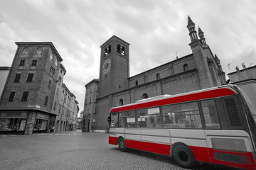 Fototapeta na wymiar piacenza con autobus in piazza del borgo e chiesa parrocchiale di san brigida emilia romagna italia europa italy europe