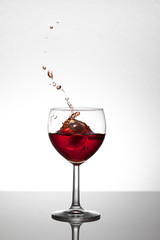 Weinglas mit Eiswürfel Splash