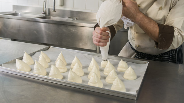 preparazione delle tette delle monache, dolce tipico pugliese