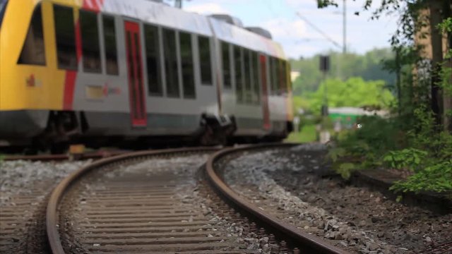 Zug f&auml;hrt in Bahnhof ein