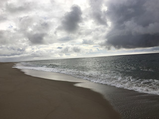 Strand mit dunklen Wolken, kurz vor dem Regen