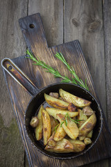  Spicy garlic and rosemary potato. 
