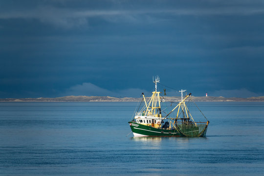 Krabbenkutter auf der Nordsee vor der Insel Föhr