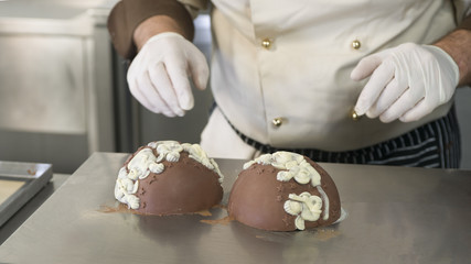 Preparazione di un uovo di cioccolato in una pasticceria professionale