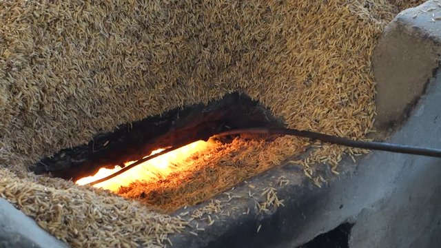 The charcoal used by ancient husk of rice