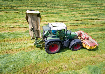 Landtechnik - Gras mähen für Silage, Luftbild