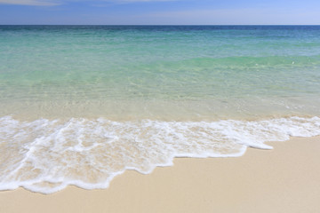 Fototapeta na wymiar White beach, wave and summer tropical sea background.