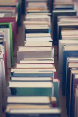 Naklejka premium Bücherstapel, Flohmarkt