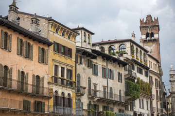 Fototapeta na wymiar Fassaden an der Piazza Erbe in Verona, Italien