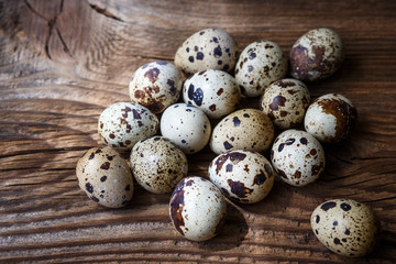 Obraz premium Quail eggs on a wooden board