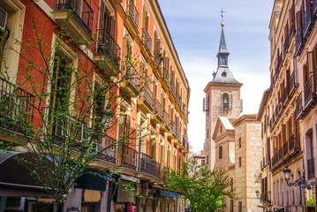 Outdoor-Kissen Historische Straßen in der Innenstadt von Madrid © LucVi