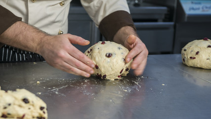 preparazione dell'impasto del panettone in una pasticceria artigianale